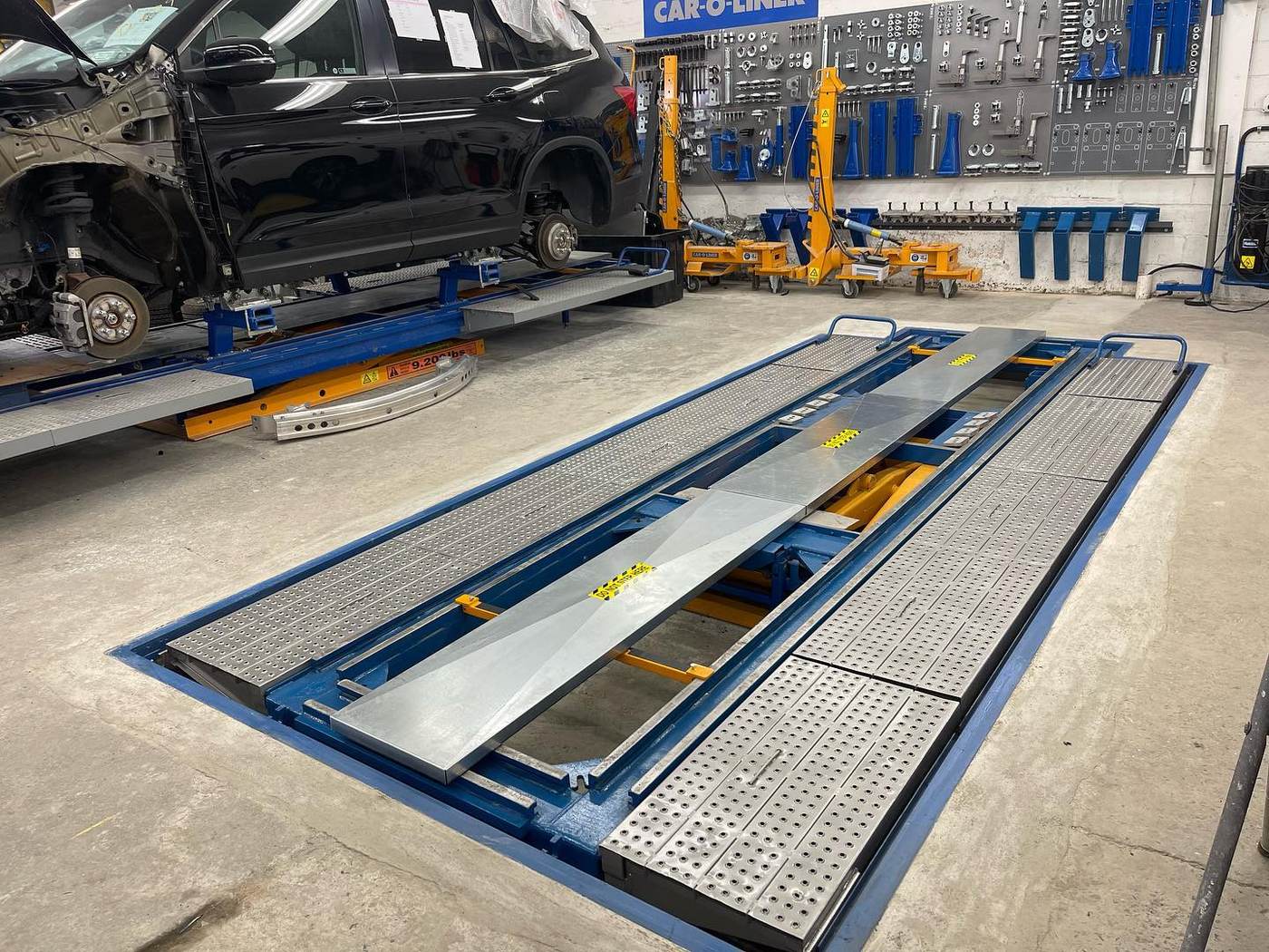 Car-O-Liner computerized frame measuring bench